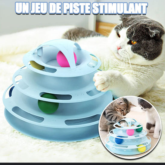 Chat jouant avec le jouet pour chat tour à balle 3BallTower™ qui est un jeu de piste à balle sur 3 niveaux, stimulant pour le chat