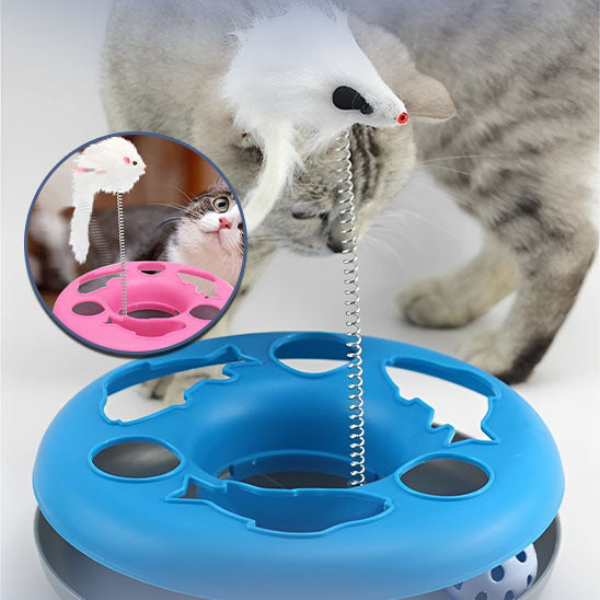 Chat jouant avec le jouet pour chat à balle  rotative SpinningBall™ et se divertit avec la balle et la souris