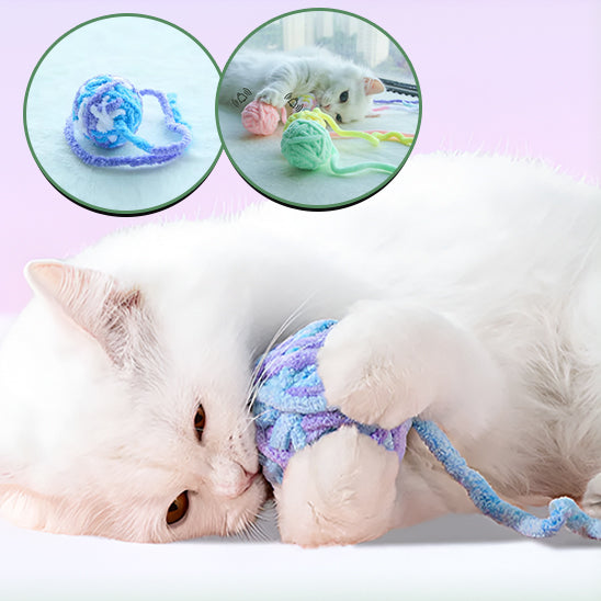 Chat blanc jouant avec le jouet pour chat balle clochette BellBall™ stimulant son instinct de chasseur