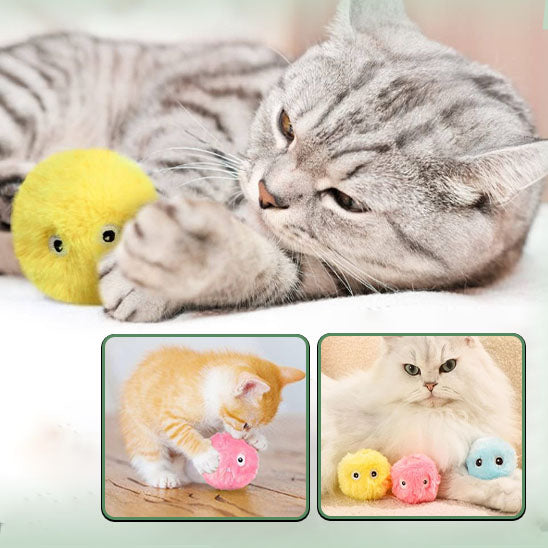 Chats jouant avec le jouet pour chat balle sonore SoundingBall™ qui favorise leur instinct de chasse