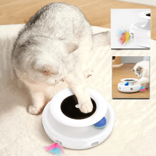 Chat jouant avec le jouet pour chat rotatif FeatherandBall™ disposant de plumes naturelles pour éveiller l'instinct de chasseur du chat 